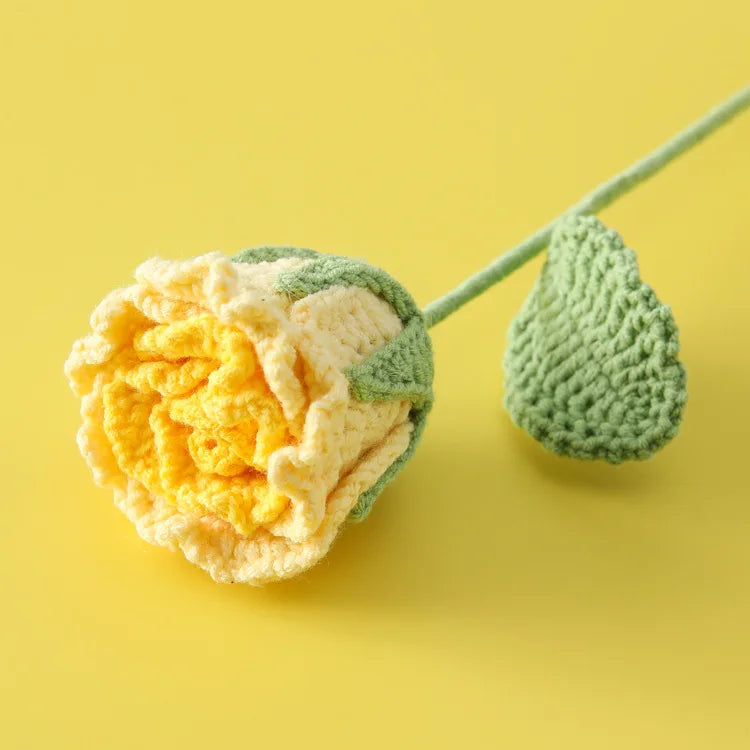 Rose Semi-Ouverte Tricotée