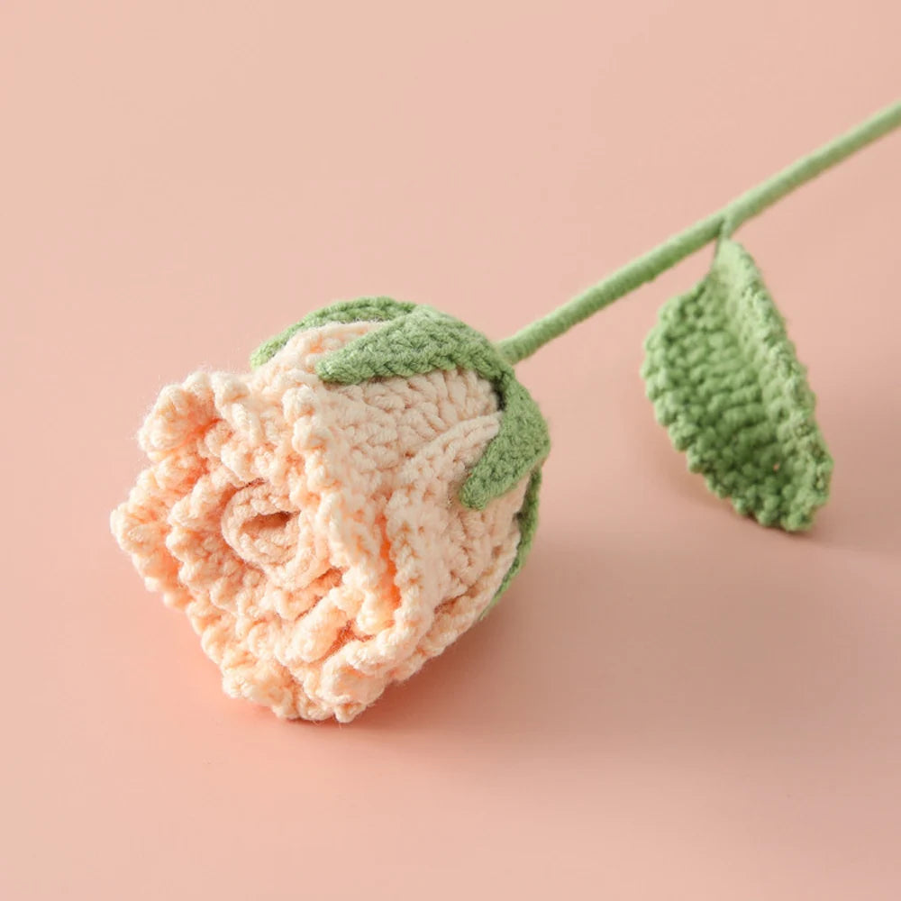 Rose Semi-Ouverte Tricotée