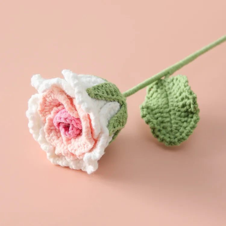 Rose Semi-Ouverte Tricotée