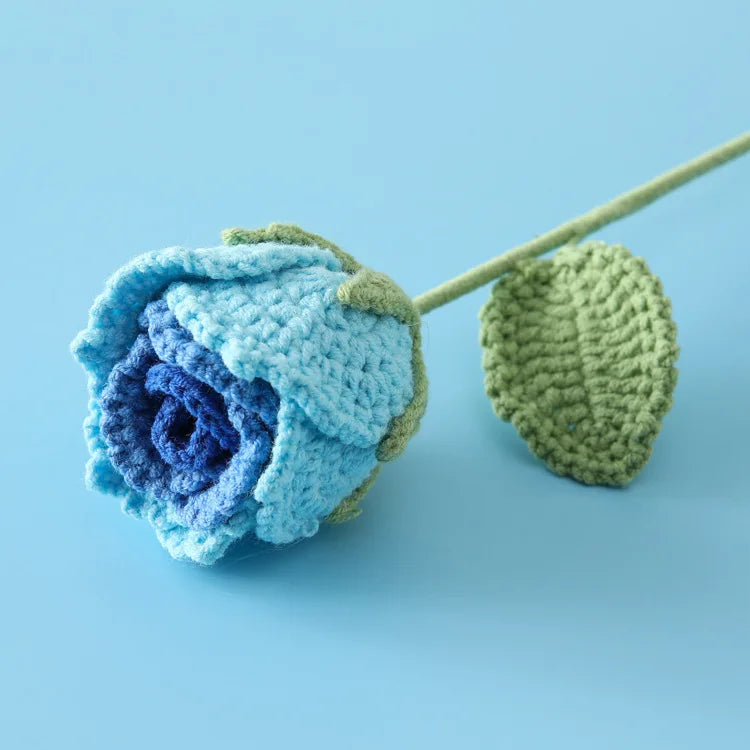 Rose Semi-Ouverte Tricotée