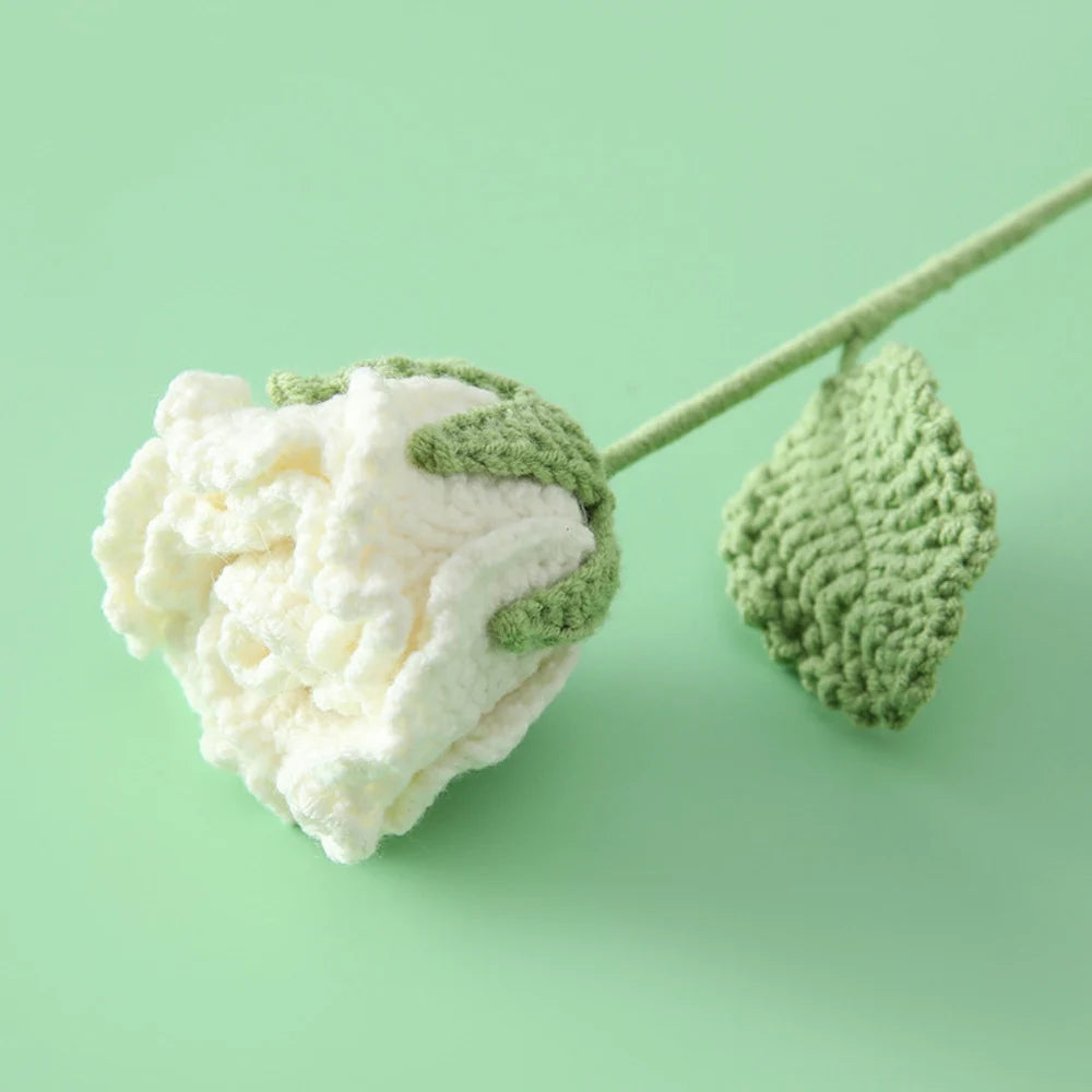 Rose Semi-Ouverte Tricotée