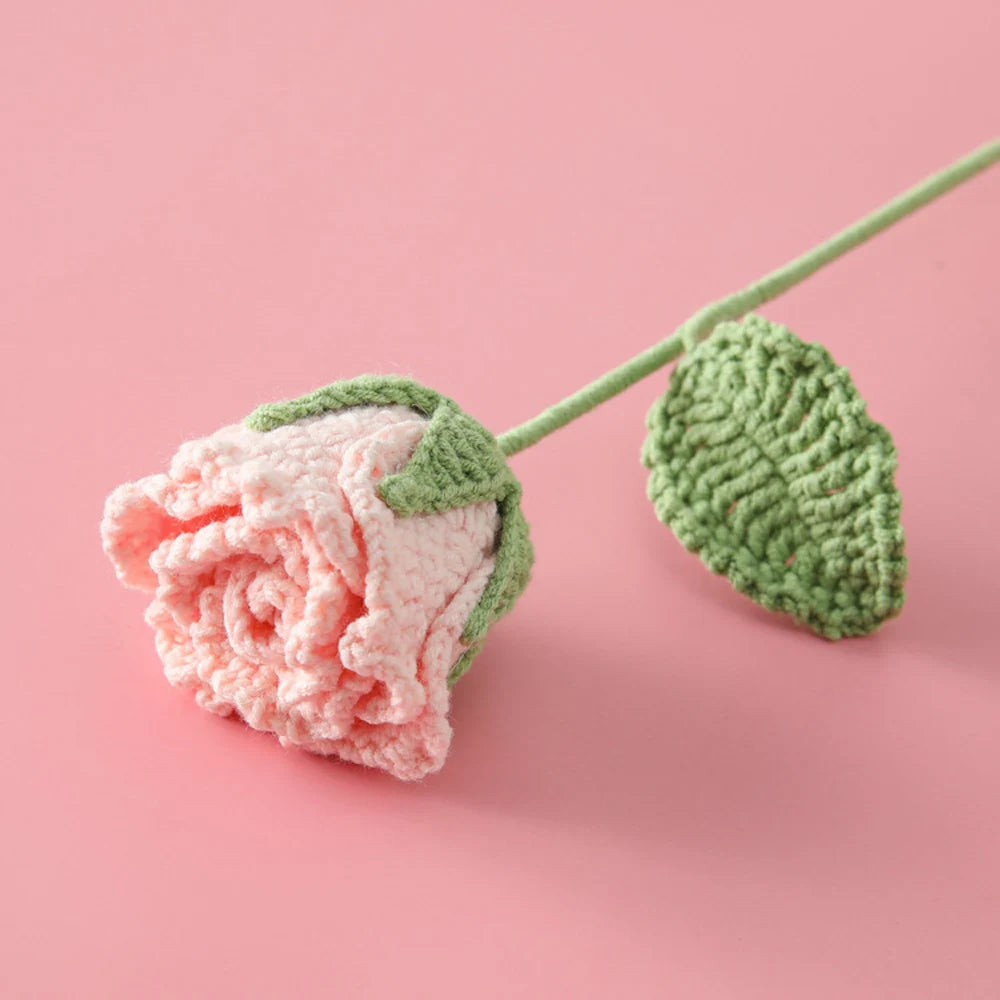 Rose Semi-Ouverte Tricotée