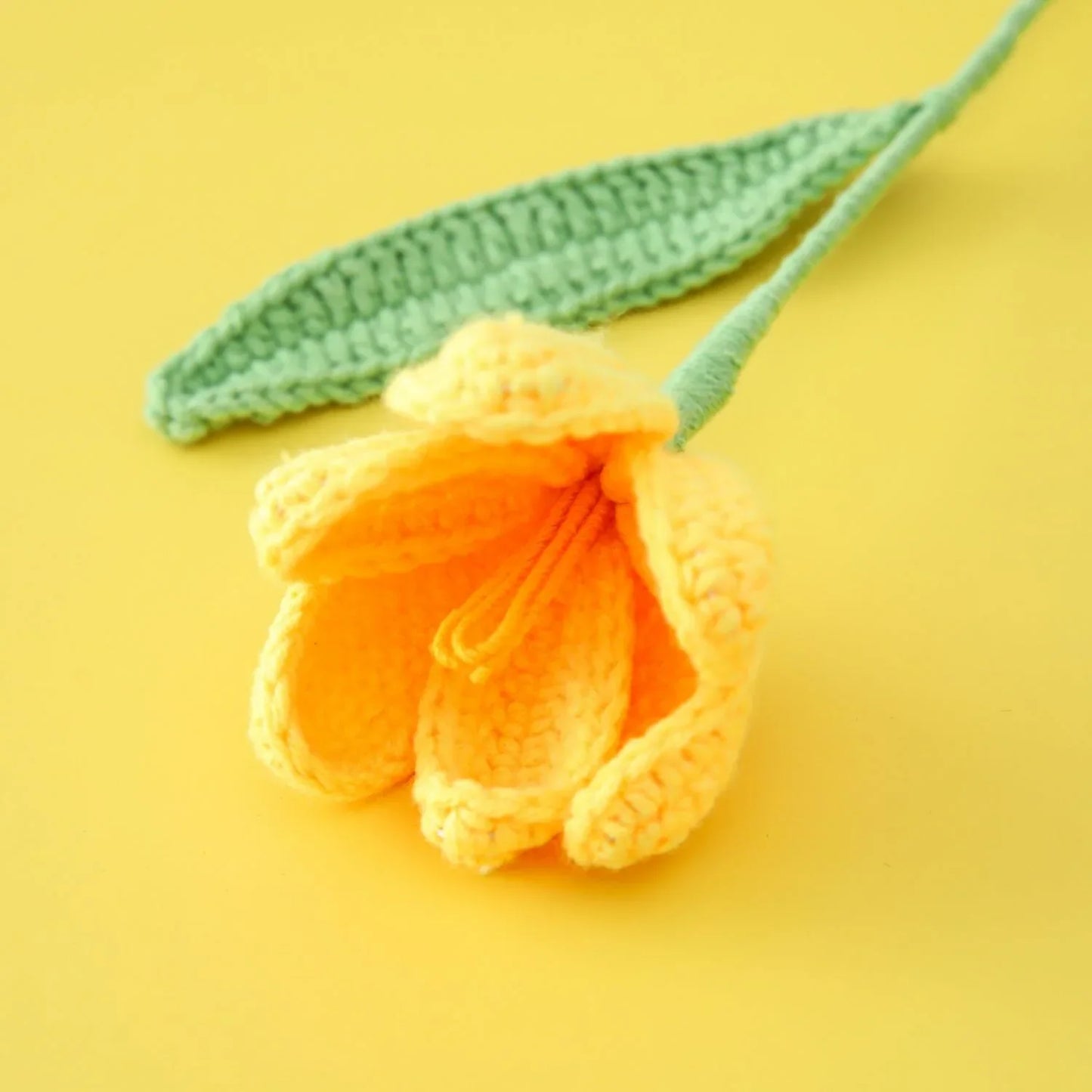 Fleur avec Feuille Tricotée